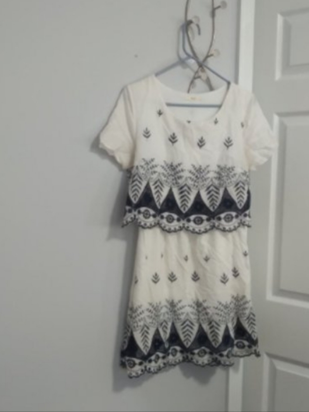 Le Lis Women's White Blue Embroidered Short Sleeve Tiered Mini Dress M